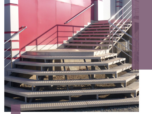 Лестницы для магазина в Волжском — изготовление и монтаж