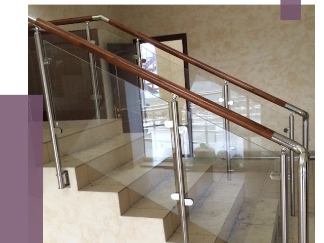 Комбинированные перила из металла и дерева в Волжском