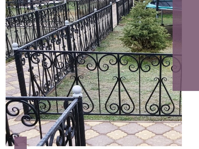 Кованые газонные ограждения под ключ в Волжском